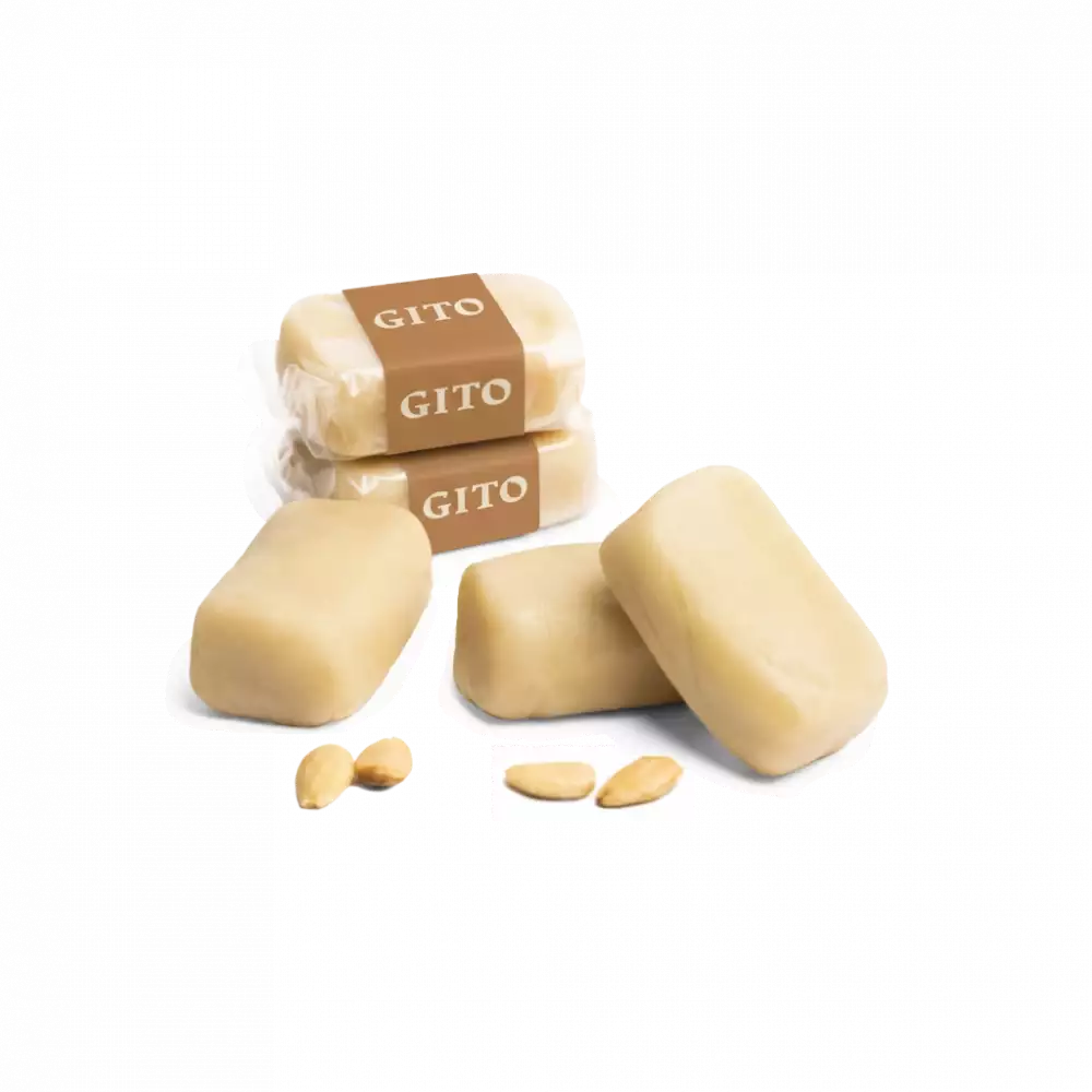 Tres barritas de mazapán envueltas individualmente con una etiqueta "GITO" en marrón claro, apiladas detrás de otras tres barritas de mazapán sin envolver.