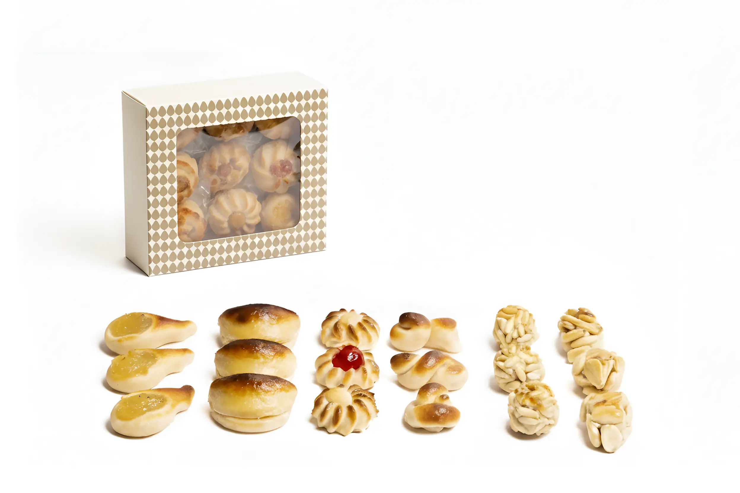 Surtido de Mazapan Caja de dulces beige y marrón con ventana transparente, que contiene varios dulces, junto a una hilera de dulces variados en primer plano.